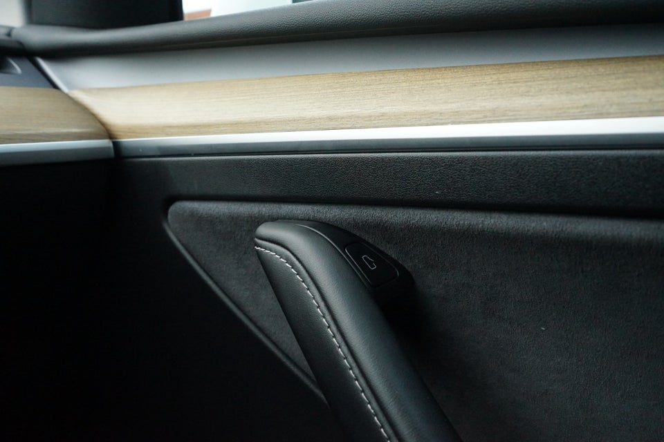 Tesla Model Y Long Range AWD 5d