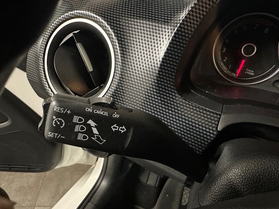 VW Up! 1,0 MPi 60 White Style 5d