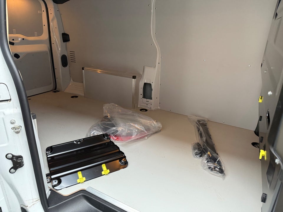 Peugeot e-Expert 75 L3 Premium Van