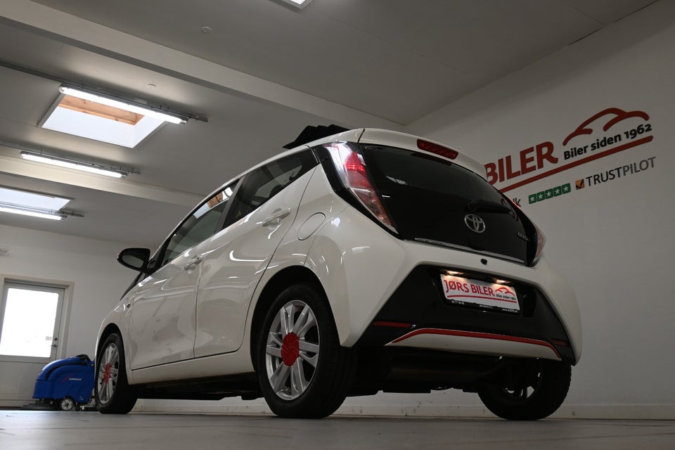 Toyota Aygo 1,0 VVT-i x-wave Sky 5d