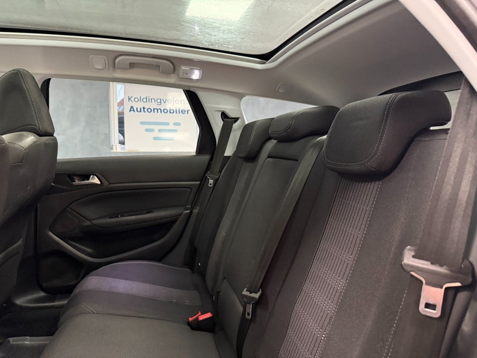 Peugeot 308 1,5 BlueHDi 130 Allure Sky 5d