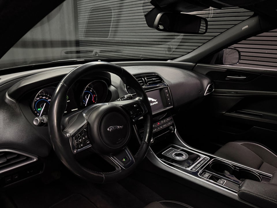 Jaguar XE 2,0 D180 R-Sport aut. 4d