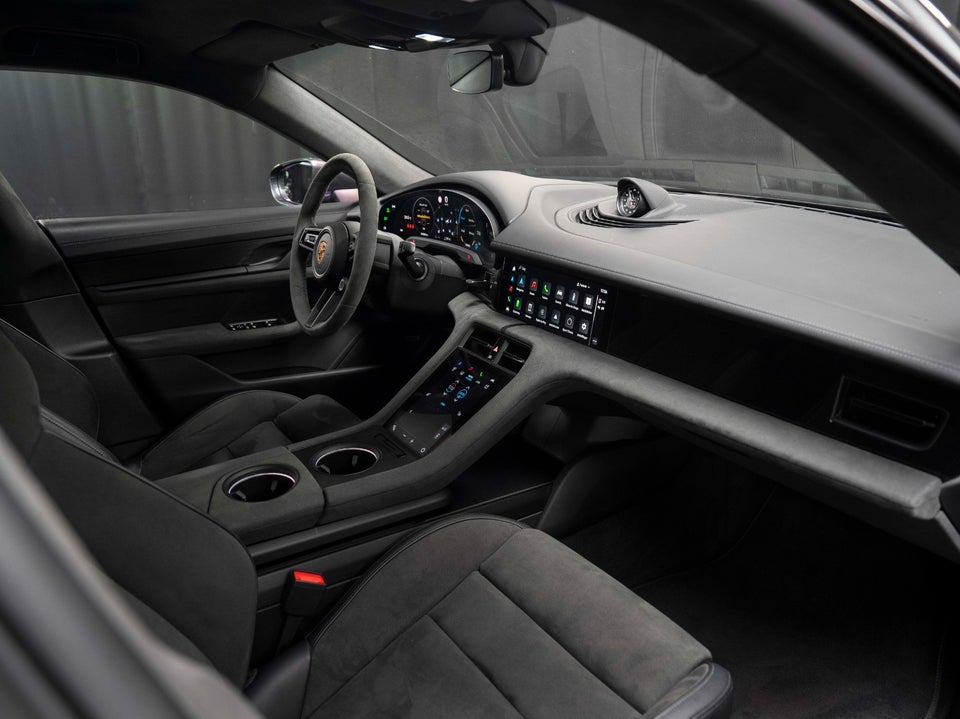 Porsche Taycan GTS Performance+  4d