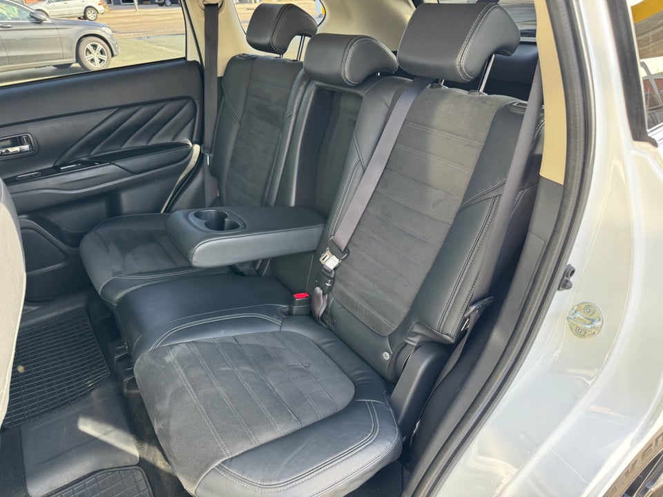 Mitsubishi Outlander 2,4 PHEV Limited CVT 4WD 5d