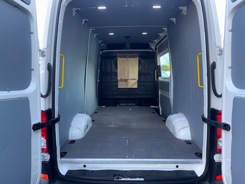VW Crafter 35 2,0 TDi 177 Kassevogn L3H3 RWD