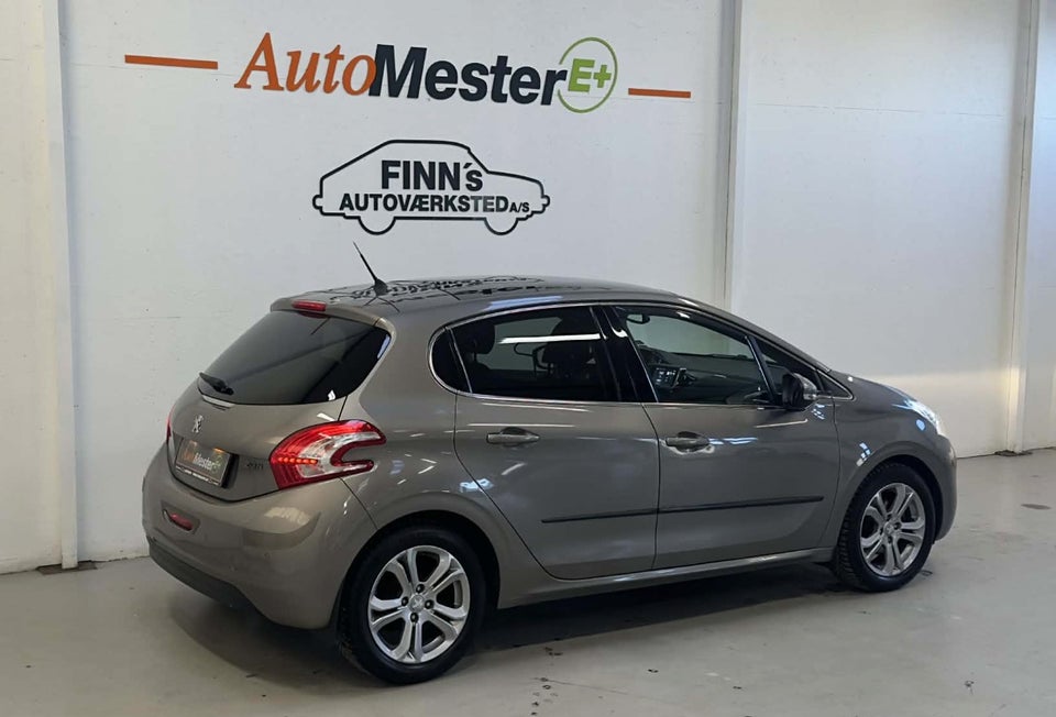 Peugeot 208 1,2 VTi Allure Sky 5d