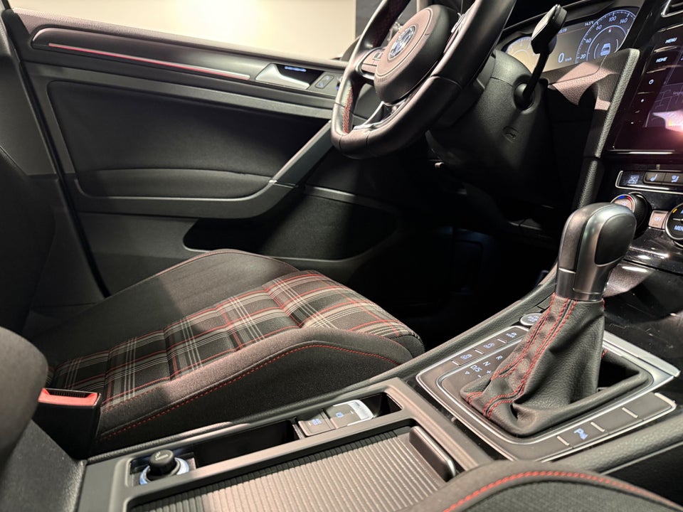 VW Golf VII 2,0 GTi Performance DSG 5d