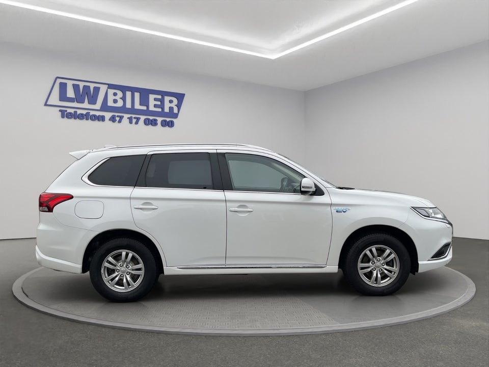 Mitsubishi Outlander 2,4 PHEV Inform CVT 4WD 5d