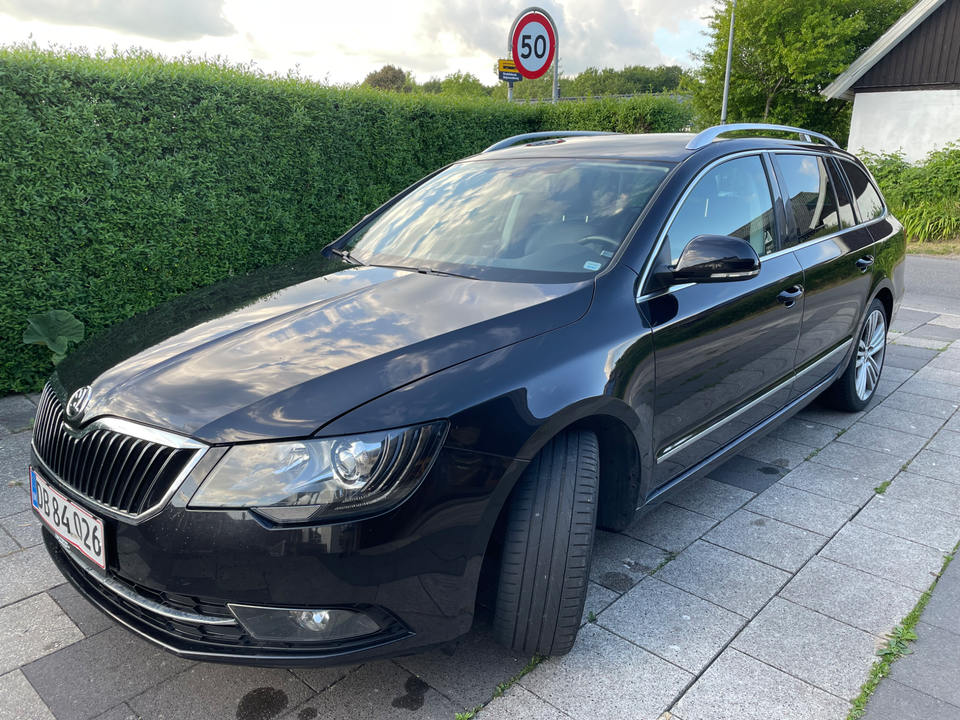 Skoda Superb 2,0 TDi 140 Elegance Combi DSG 5d