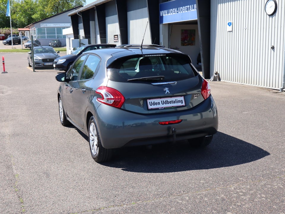 Peugeot 208 1,6 e-HDi 92 Allure Sky 5d