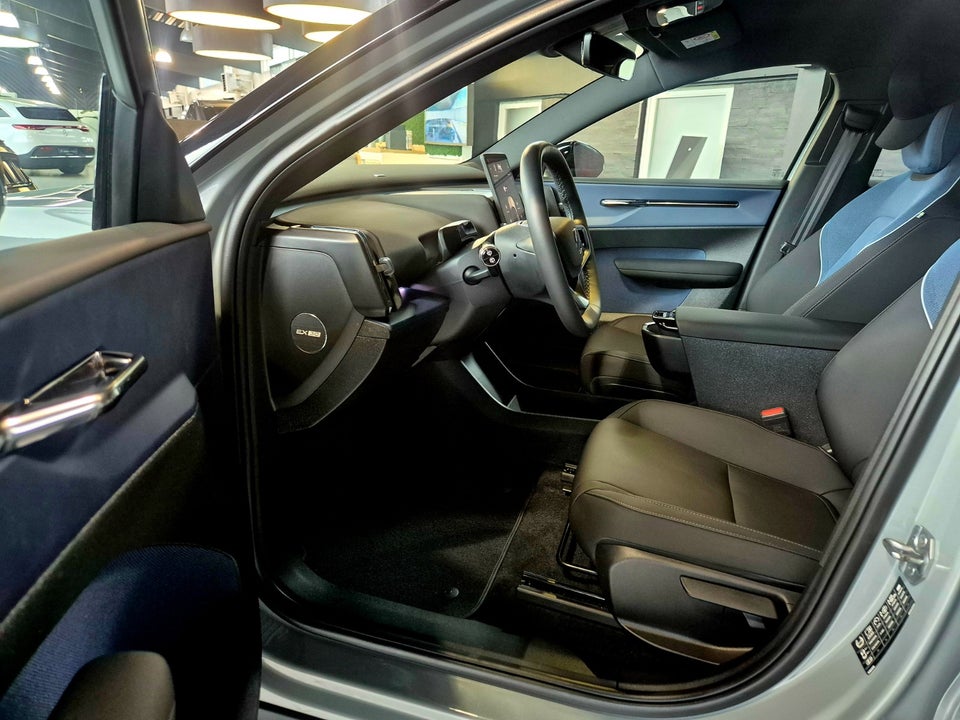 Volvo EX30 Extended Range Plus 5d