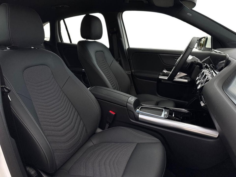 Mercedes EQA300 Progressive 4Matic 5d