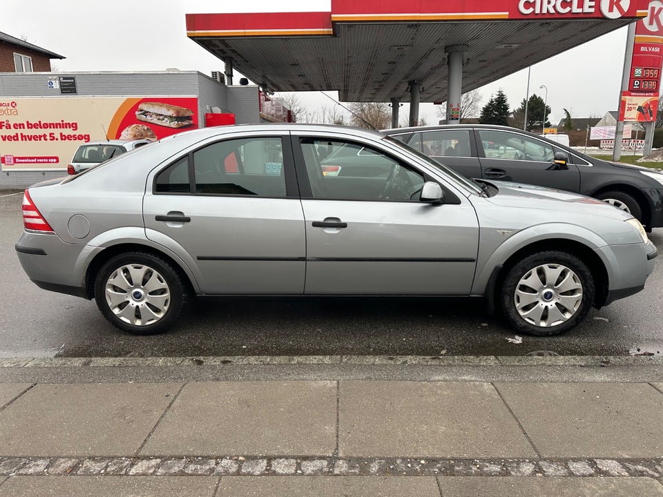 Ford Mondeo 1,8 125 Ambiente 4d