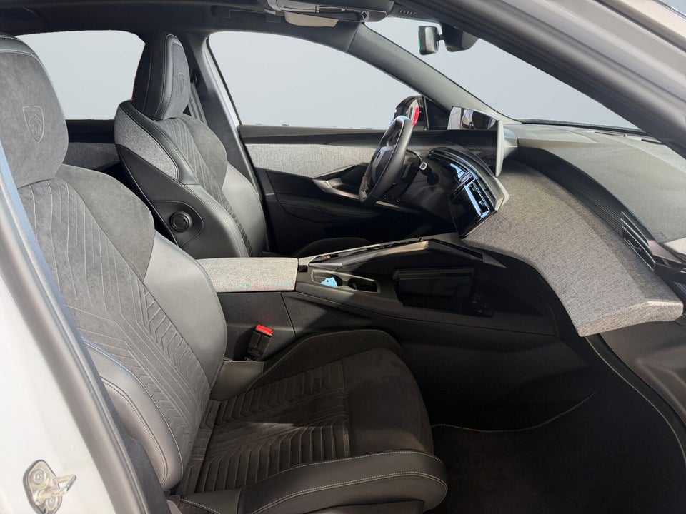 Peugeot e-3008 77 GT Pack 5d