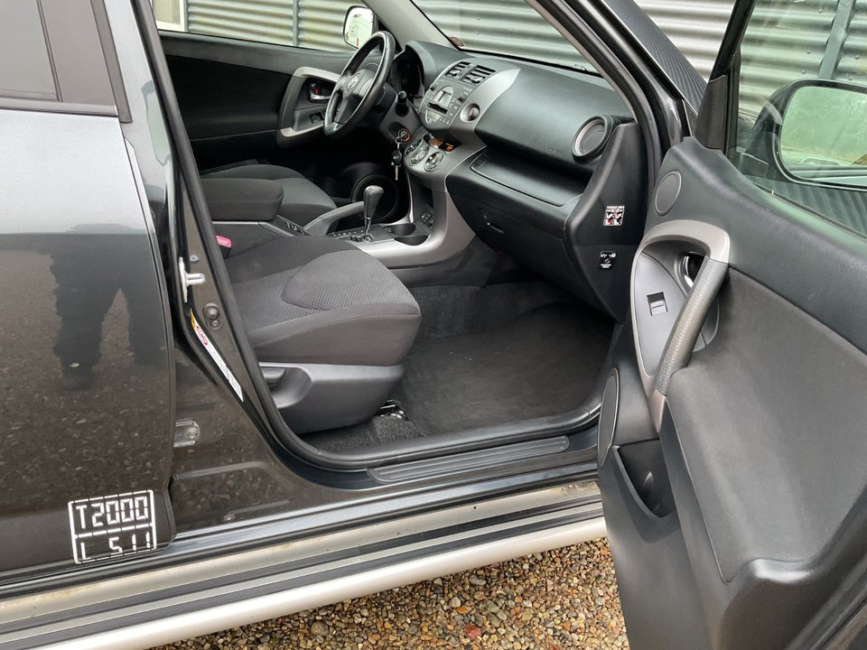 Toyota RAV4 2,0 VVT-i aut. 4x4 Van 5d