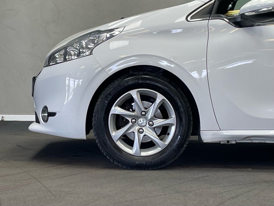 Peugeot 208 1,2 VTi Allure Sky 5d