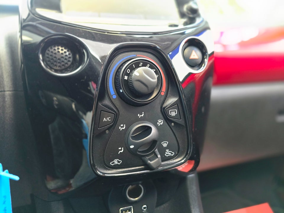 Toyota Aygo 1,0 VVT-i x-wave Sky 5d