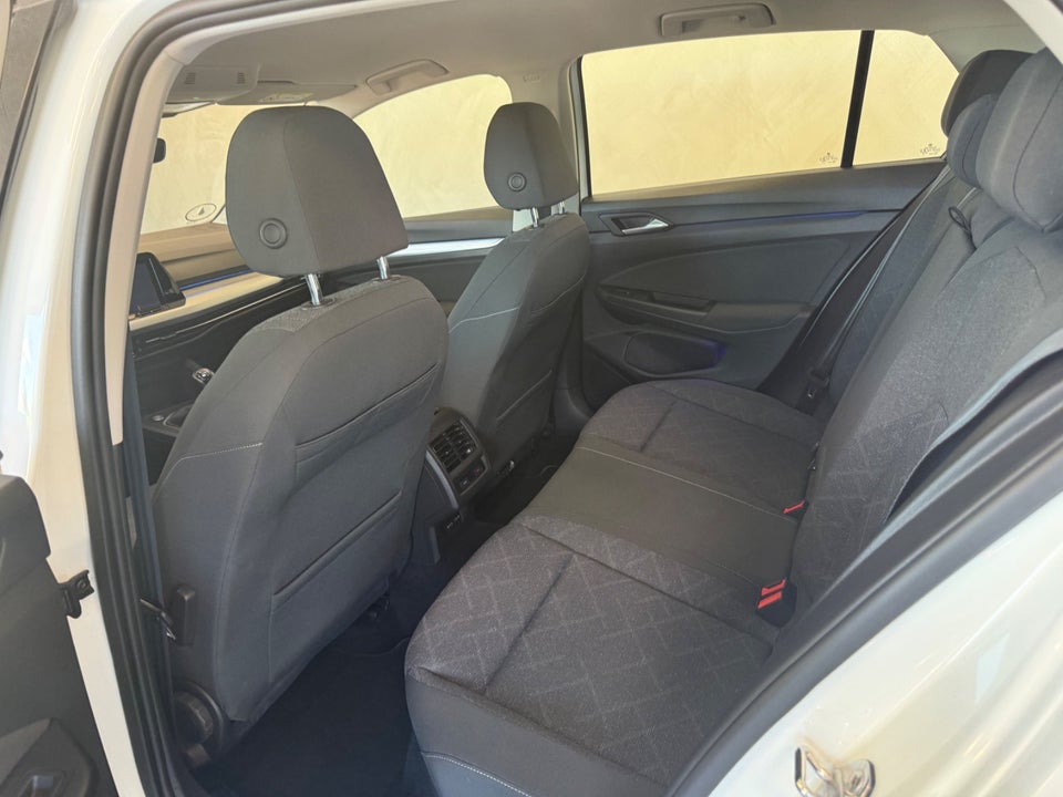 VW Golf VIII 1,5 TSi 130 1st Edition 5d