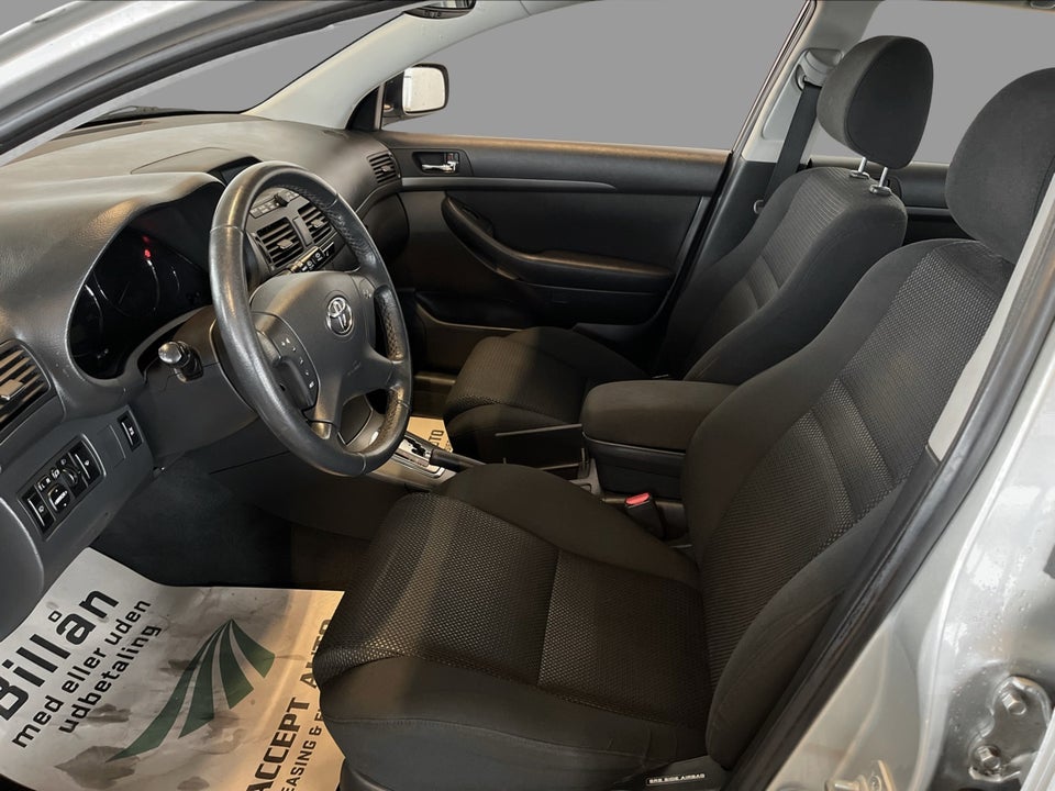 Toyota Avensis 2,4 Executive stc. aut. 5d