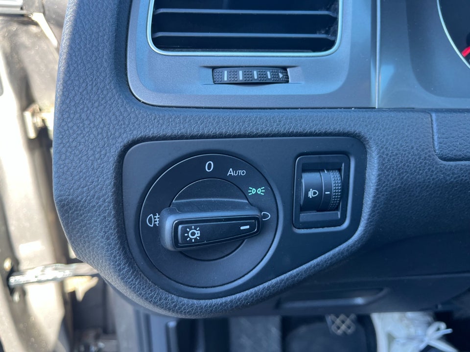 VW Golf VII 1,6 TDi 110 BlueMotion Variant 5d