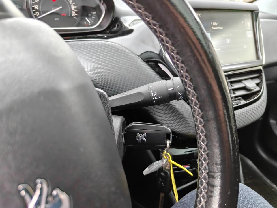 Peugeot 208 1,2 VTi Allure Sky 5d