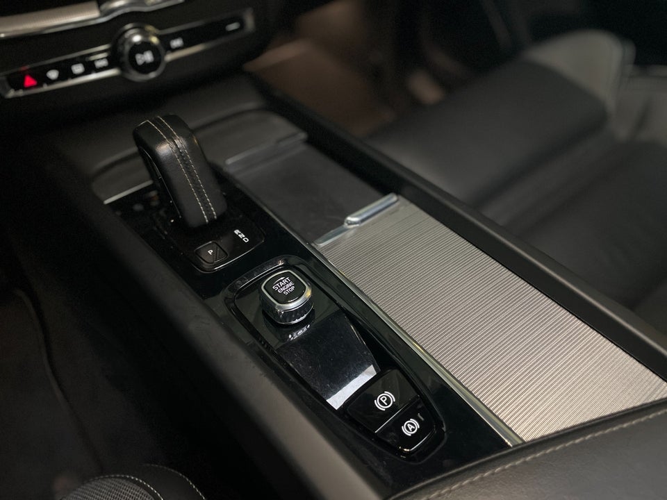 Volvo XC60 2,0 T8 ReCharge R-Design aut. AWD 5d