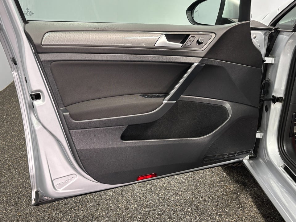 VW Golf VII 1,6 TDi 115 IQ.Drive DSG 5d