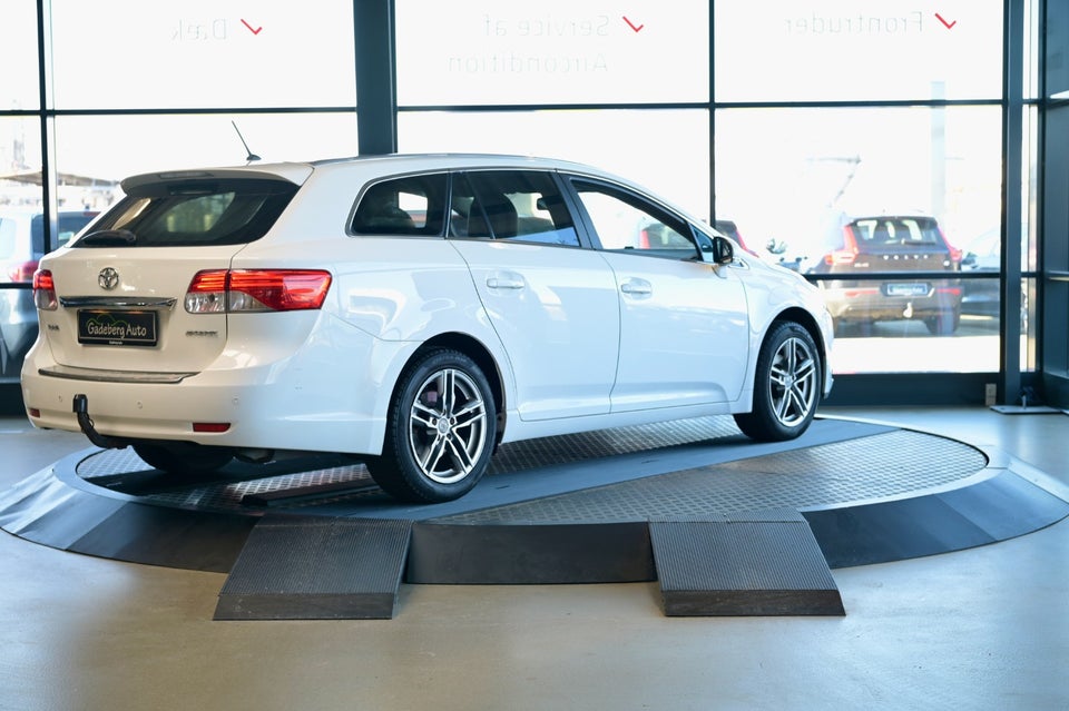 Toyota Avensis 1,8 VVT-i T2 Premium stc. 5d