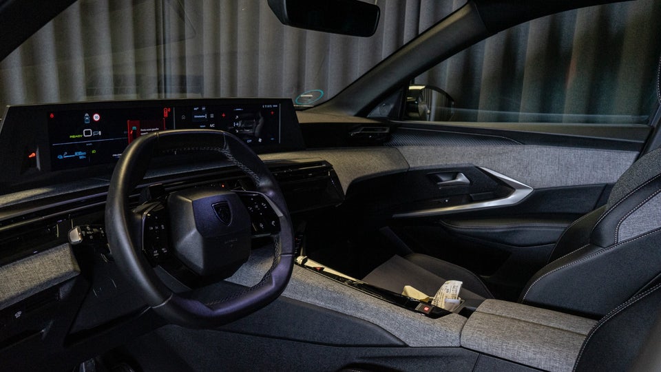 Peugeot e-5008 77 Allure 7prs 5d