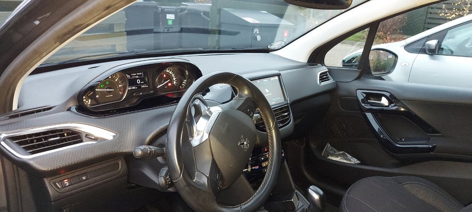 Peugeot 208 1,2 PureTech 82 Allure Sky 5d