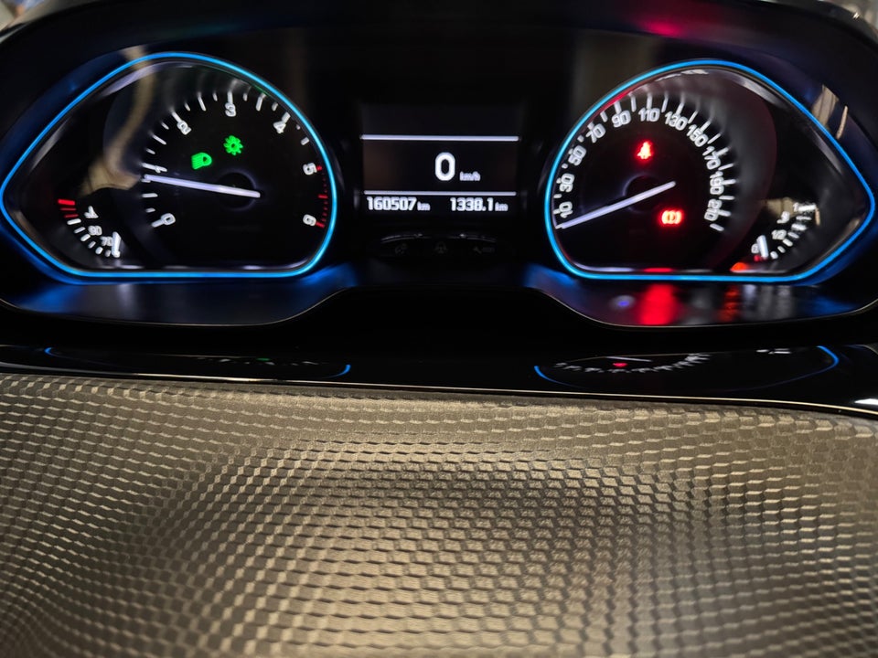 Peugeot 2008 1,6 BlueHDi 100 Allure Sky 5d