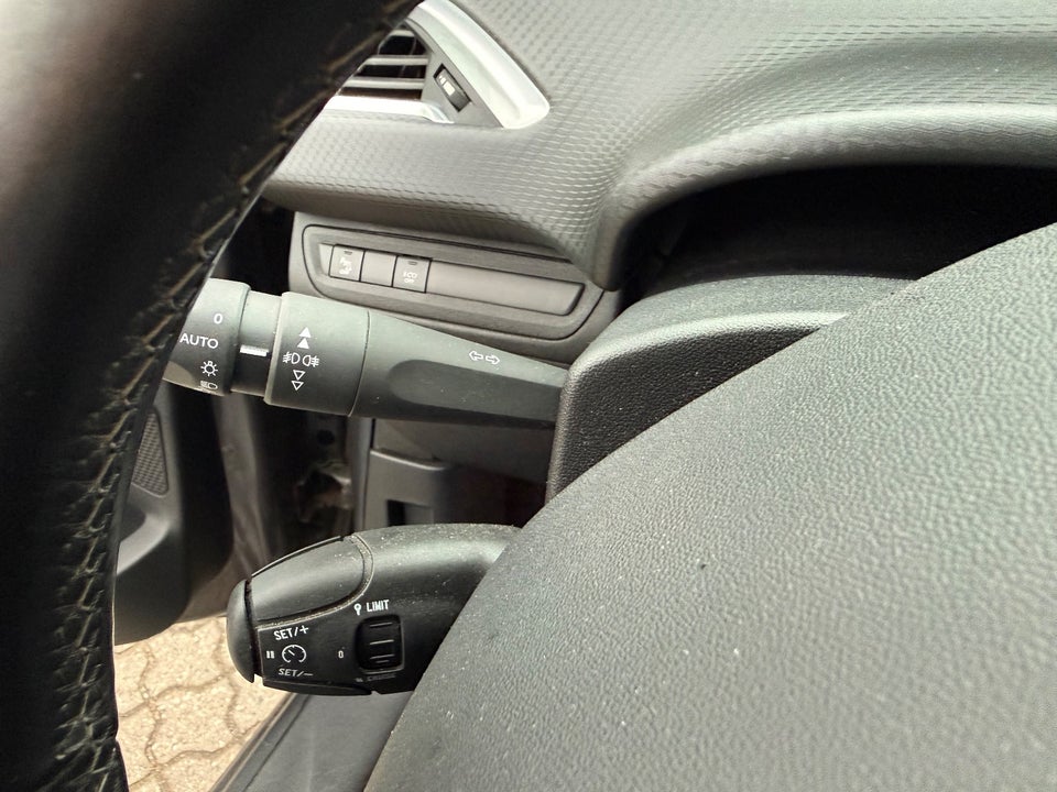 Peugeot 208 1,2 PureTech 82 Allure Sky 5d