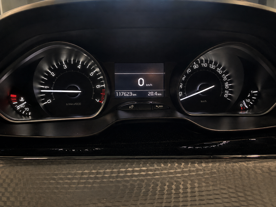 Peugeot 208 1,2 PureTech 82 Allure Sky 5d