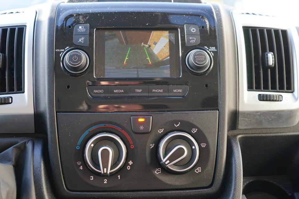 Peugeot Boxer 333 2,2 BlueHDi 140 L2H2 Premium