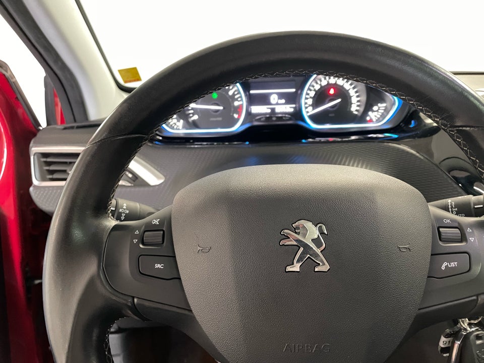 Peugeot 2008 1,2 e-THP 110 Selection Sky 5d