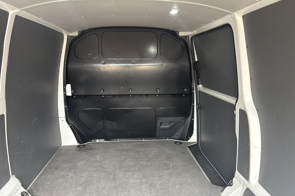 VW Transporter 2,0 TDi 110 Kassevogn lang