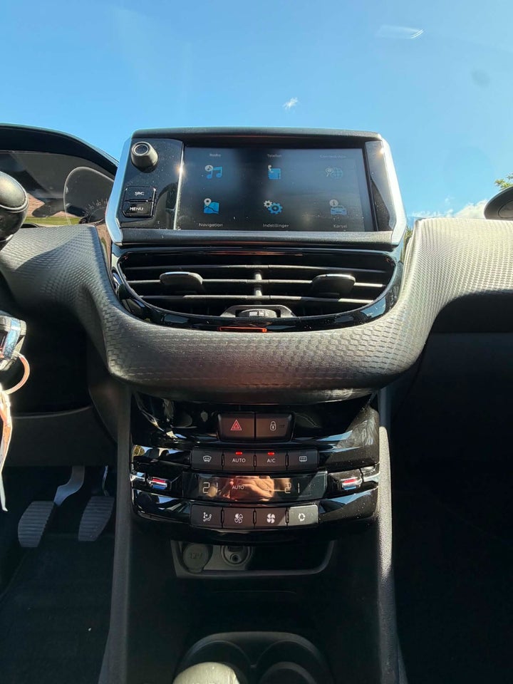 Peugeot 208 1,6 BlueHDi 100 Allure Sky 5d