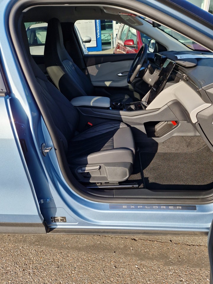 Ford Explorer 84 Premium Extended Range AWD 5d