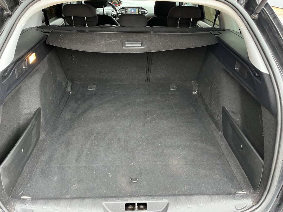 Peugeot 308 1,2 e-THP 130 Allure SW 5d