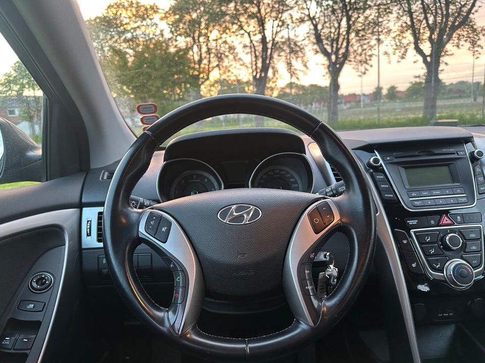 Hyundai i30 1,6 CRDi 110 Comfort CW Eco 5d