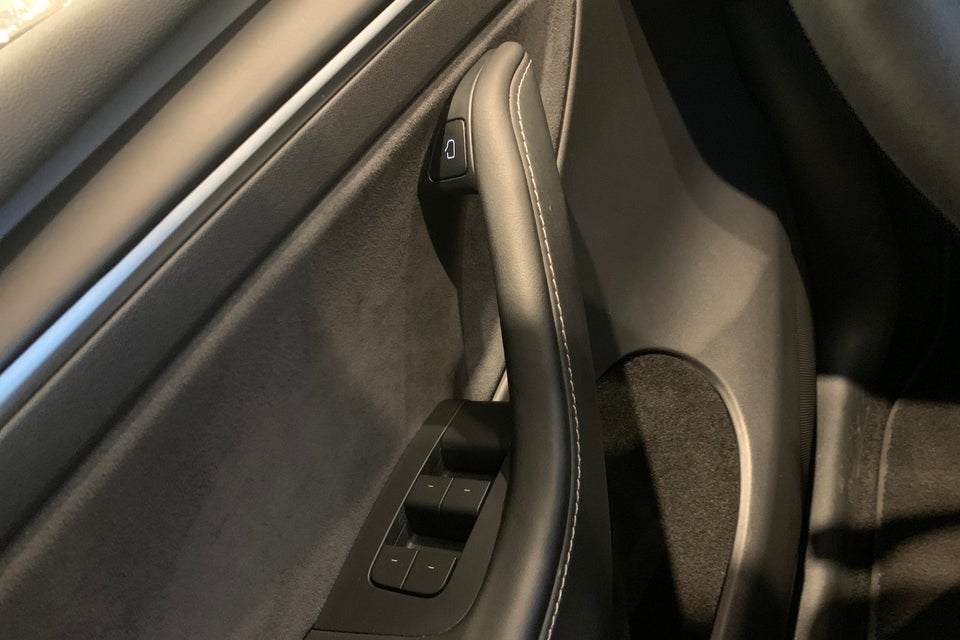 Tesla Model Y Long Range AWD 5d