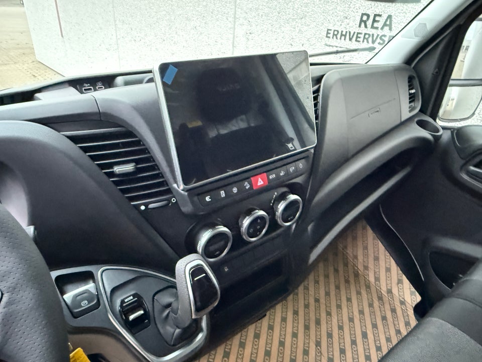 Iveco Daily 3,0 35S18 4100mm Box m/lift AG8