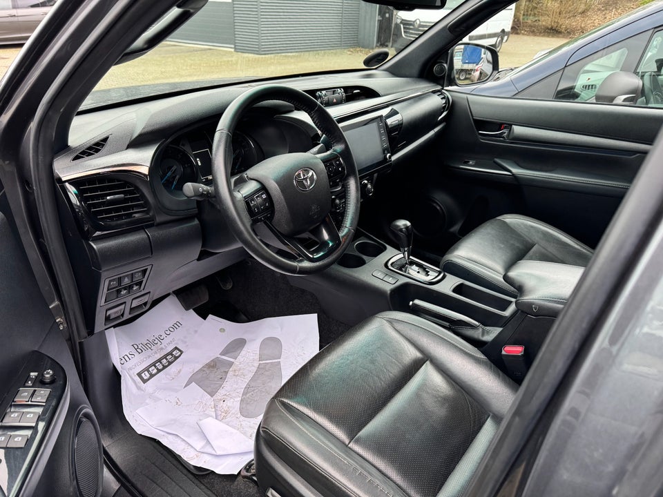 Toyota HiLux 2,8 D T4 Invincible Db.Kab aut. 4d