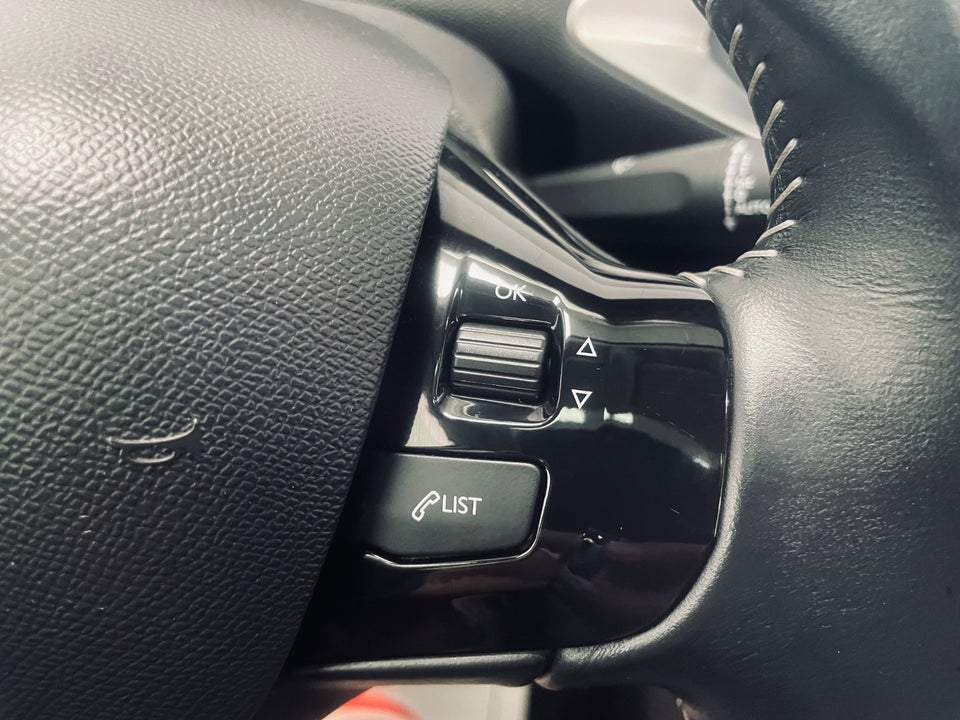 Peugeot 308 1,2 PureTech 130 Allure Sky 5d