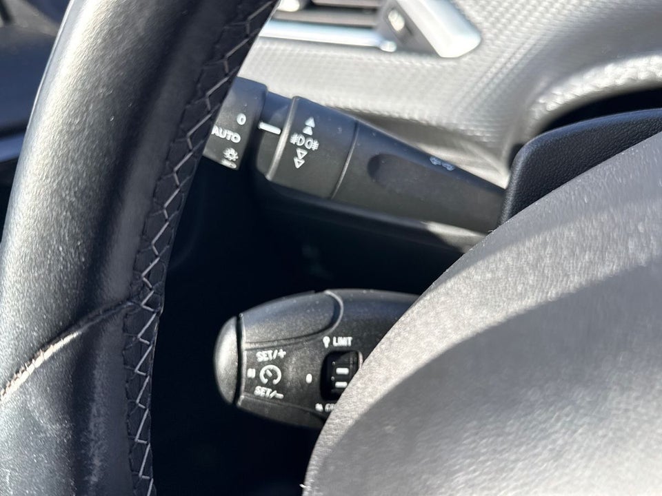 Peugeot 208 1,2 VTi 82 Signature Sky 5d