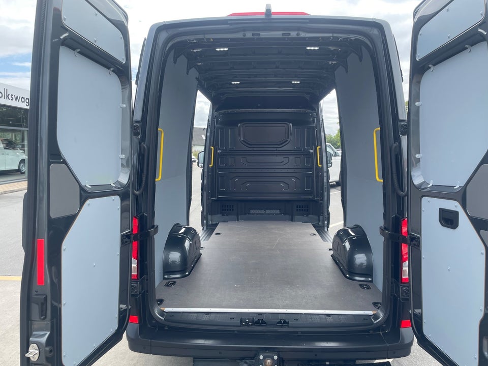 VW Crafter 35 2,0 TDi 177 Kassevogn L3H3 aut.