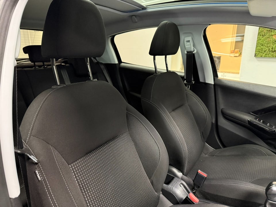 Peugeot 208 1,2 PureTech 82 Allure Sky 5d