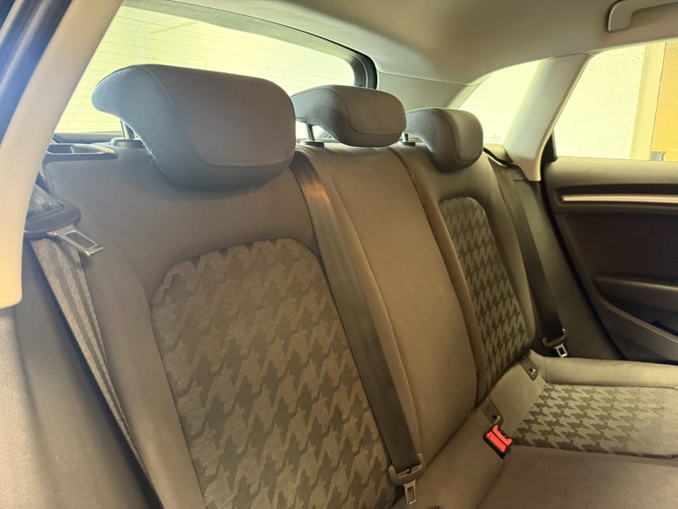 Audi A3 1,6 TDi 110 Ultra Attraction 4d