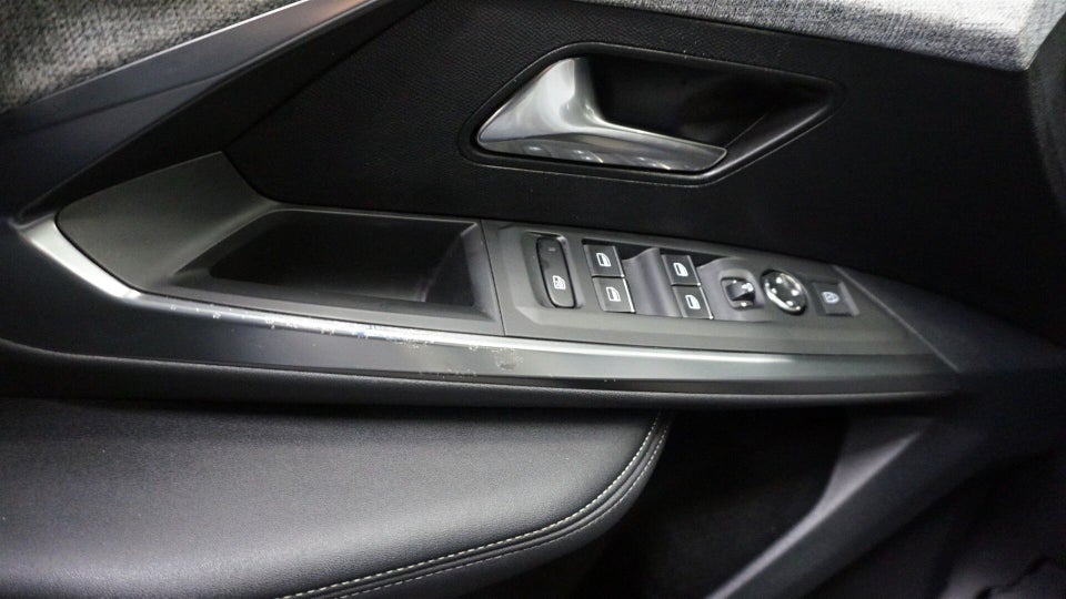 Peugeot e-3008 77 GT Pack 5d
