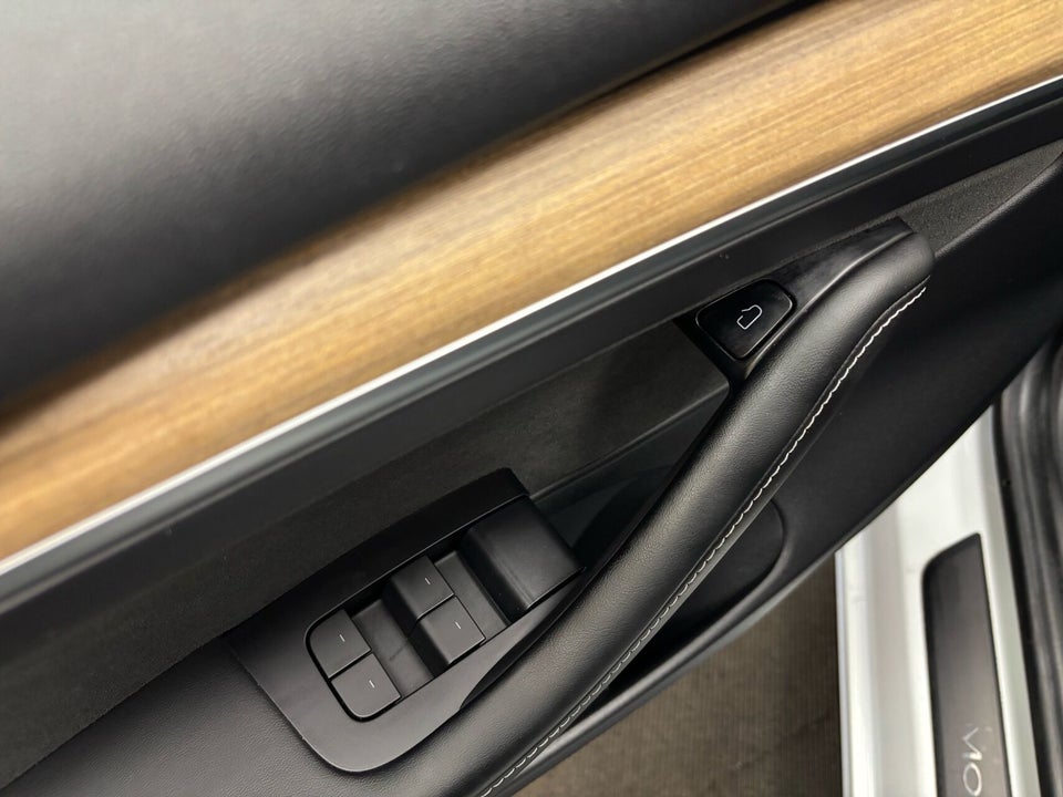 Tesla Model 3 Standard Range+ RWD 4d